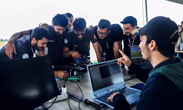TEKNOFEST 2021'de ekip, yer kontrol istasyonu ekranının başında KAPGAN'ı hazırlıyor
