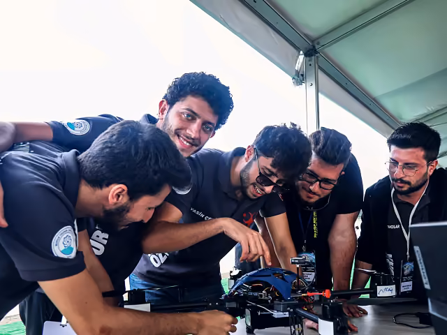 BTU ÖZTÜRK takımı TEKNOFEST 2021'de KAPGAN İHA'nın başında birlikte çalışıyor