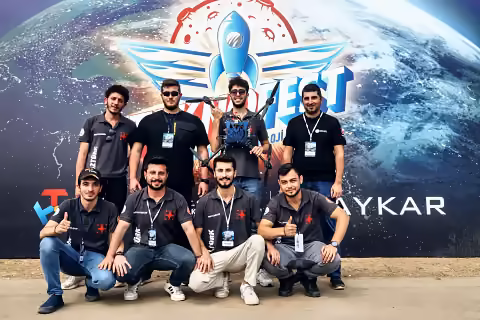 BTU ÖZTÜRK takımı TEKNOFEST panosunun önünde, KAPGAN İHA ile